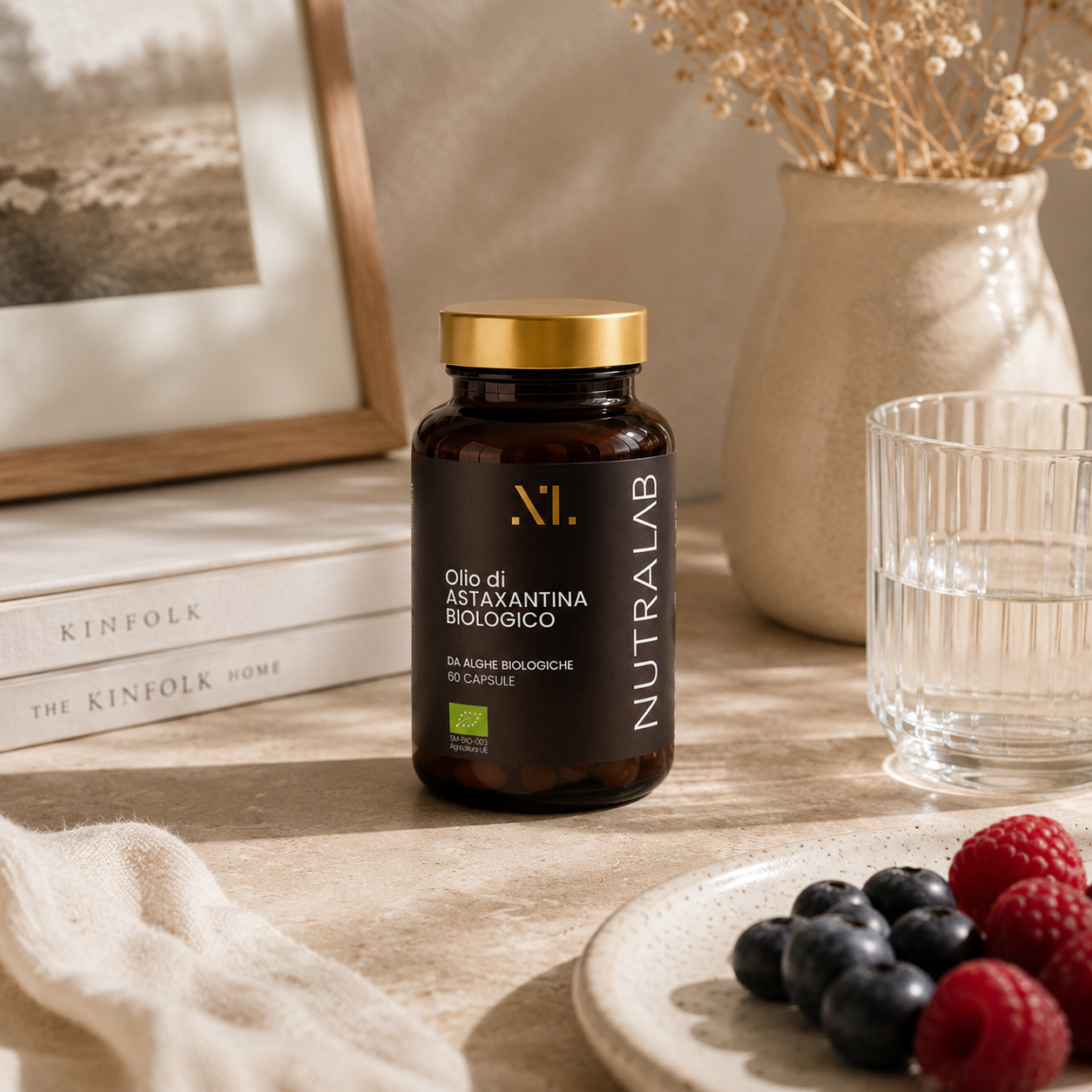 Flacone Astaxantina NutraLab su piano