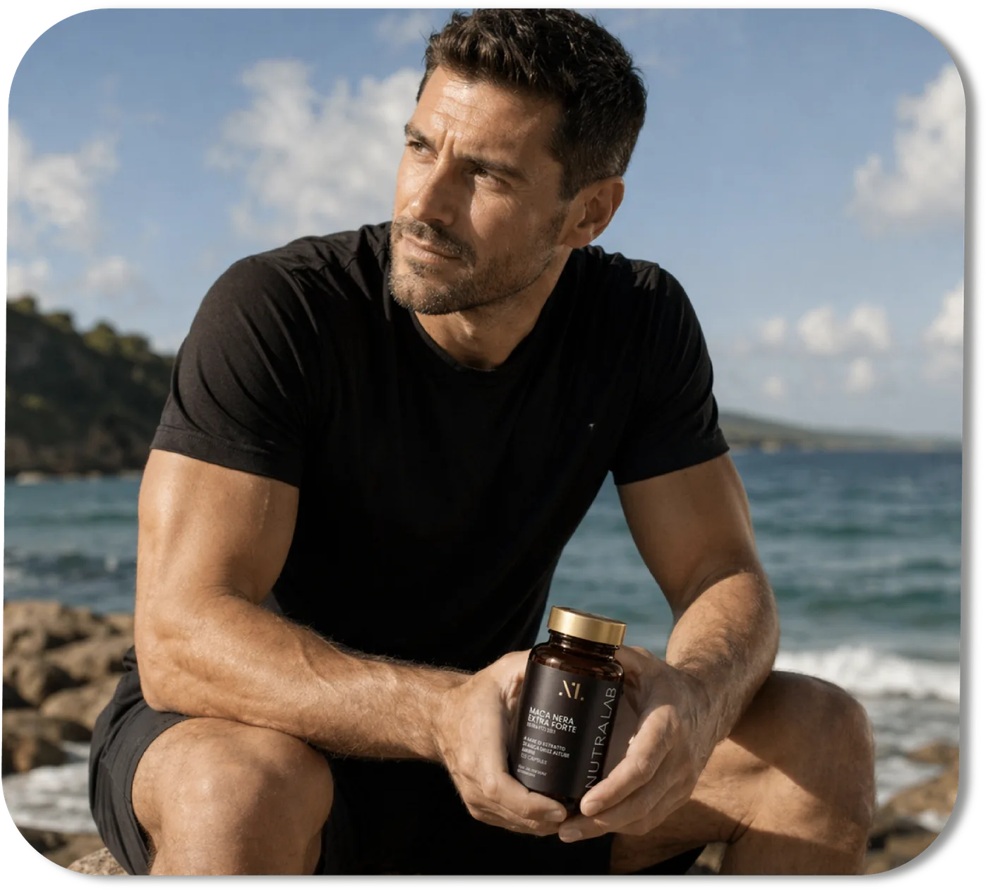 Collaboratore Nutralab con Maca Nera Extra Forte sulla costa