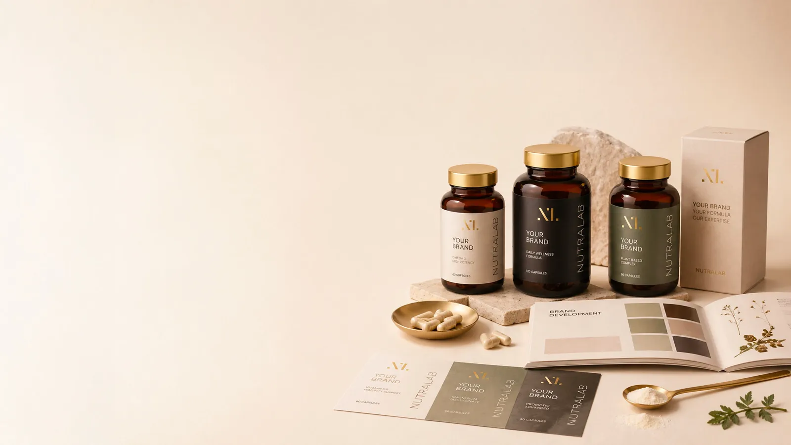 Flaconi Nutralab con etichette personalizzate e materiali di brand development